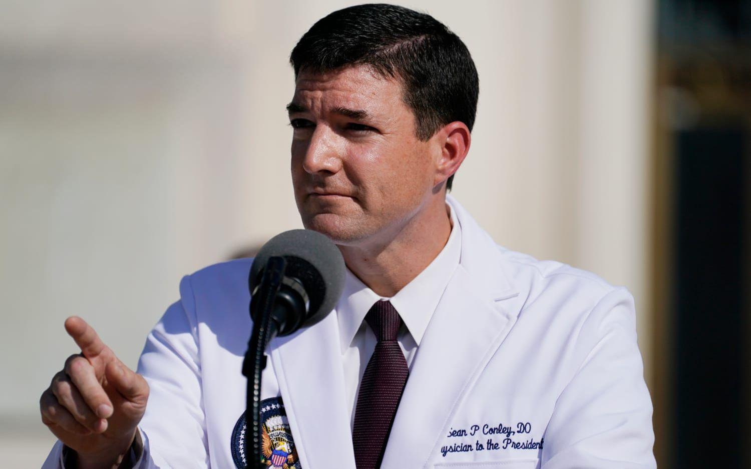 Vita husets läkare Sean Conley bekräftar på måndagens pressträff att USA:s president Donald Trump skrivs ut frånmilitärsjukhuset Walter Reed.