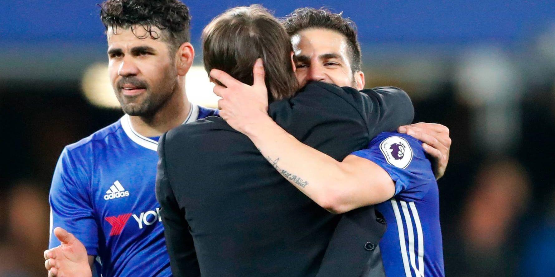 Chelseas tränare Antonio Conte kramar om Cesc Fàbregas efter segern mot Middlesbrough. Till vänster 1–0-skytten Diego Costa.