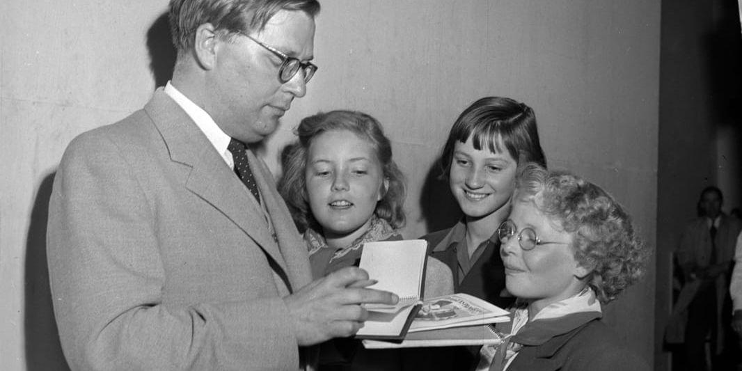 Gösta Knutsson skriver autografer i samband med en frågesportinspelning i Göteborg i juni 1950. Den unge Sture Hegerfors - som hade sådana problem med Kungsbackas placering - är inte synlig på bilden.