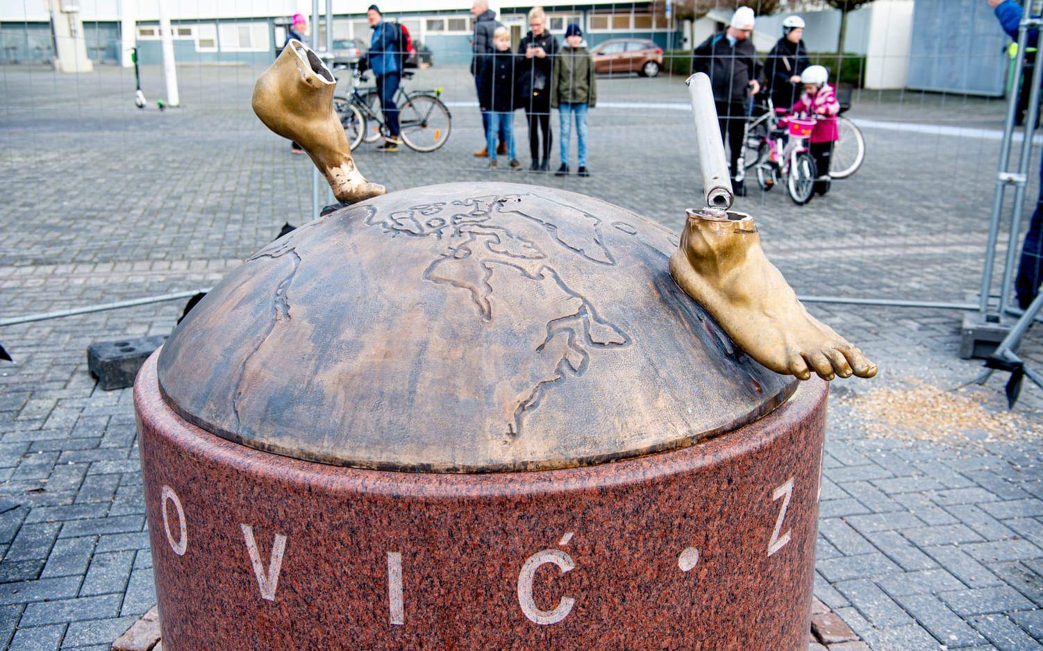Men statyn hålls just nu på en hemlig plats i väntat på att Malmö kommun ska ta beslut i frågan.