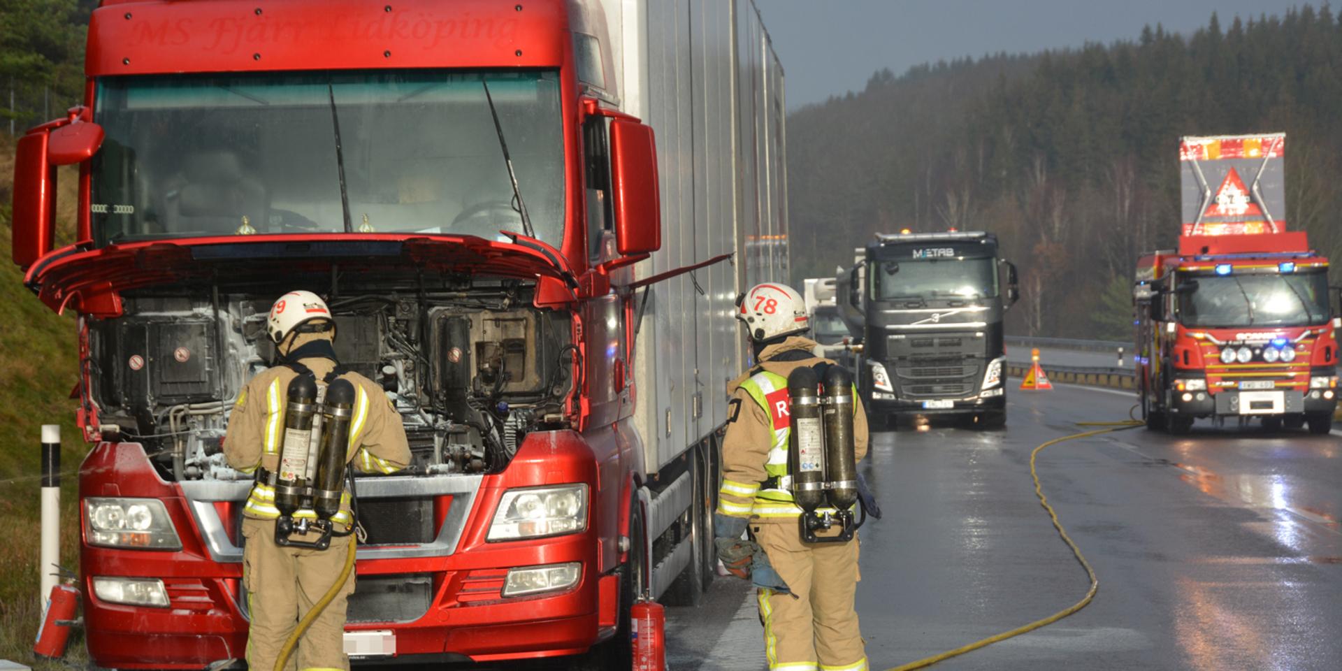 En brand i en lastbil orsakar långa köer på E6 söder om Ljungskile.