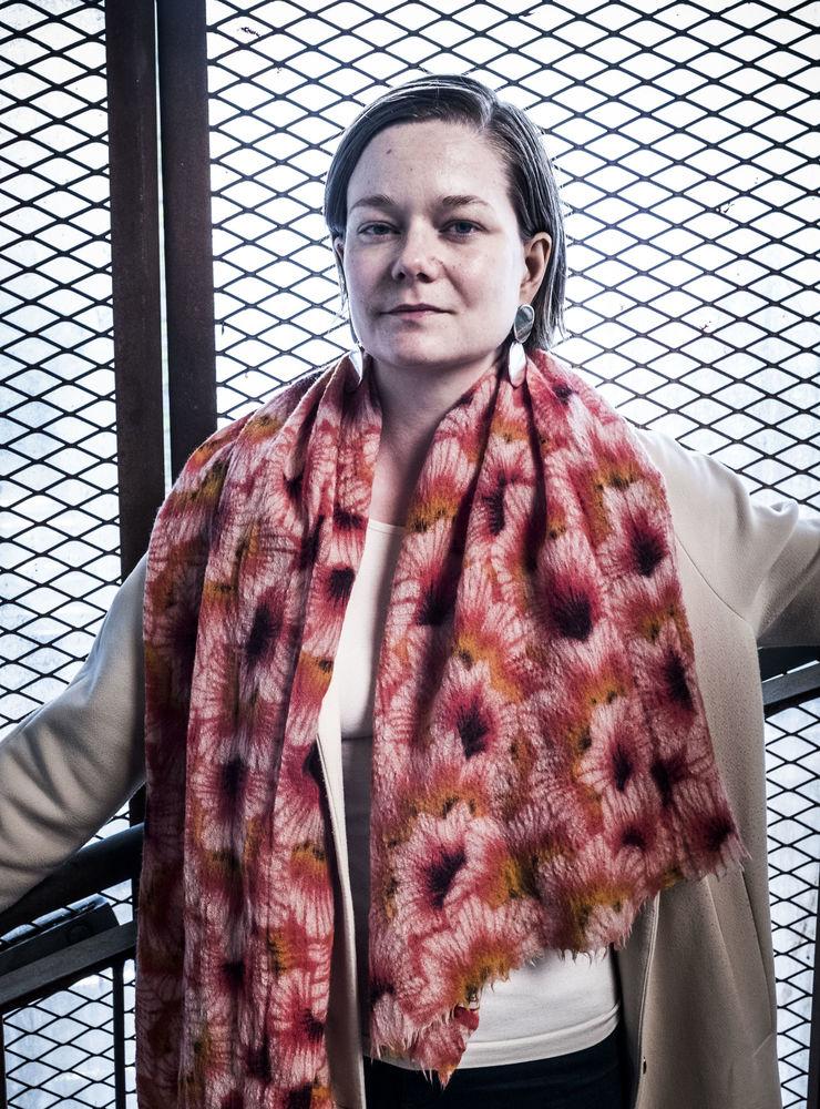 Författaren Johanna Frid slog igenom med debutboken &quot;Nora eller brinn Oslo brinn&quot; och har skrivit ett inlägg i debatten om skrivarskolor och elitism.