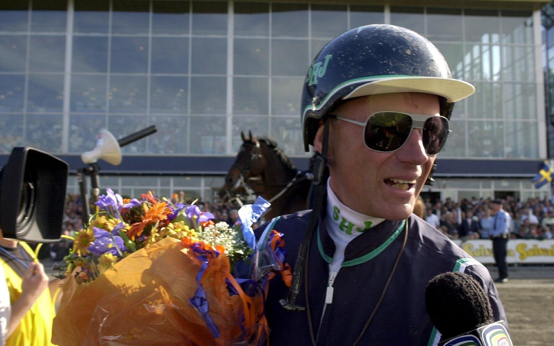 Stig H Johansson är den segerrikaste kusken i Elitloppet genom tiderna med fem vinster. Här efter segern med legendariska hästen Victory Tilly 2000.