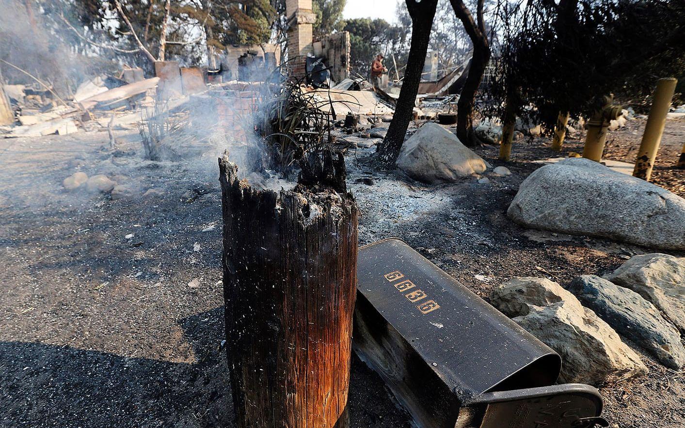 Hem i ruiner på Windermere Drive i Point Dume-området i Malibu, Kalifornien. Skogsbranden the Woolsey Fire har ödelagt minst 20 hem i området.