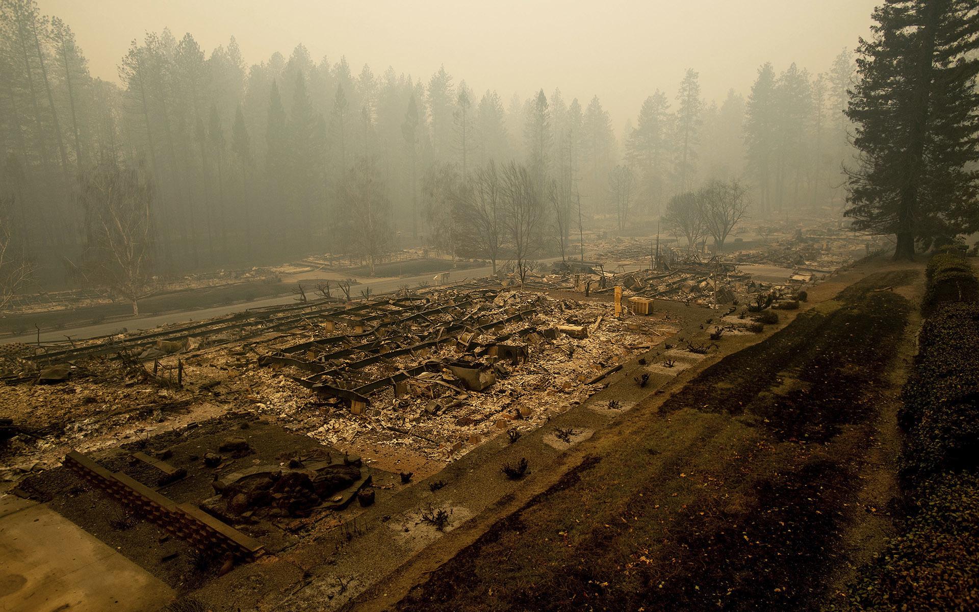 Totalförstörda villavagnar på Edgewood Lane efter att skogsbranden Camp Fire rasade igenom Paradise, Kalifornien.