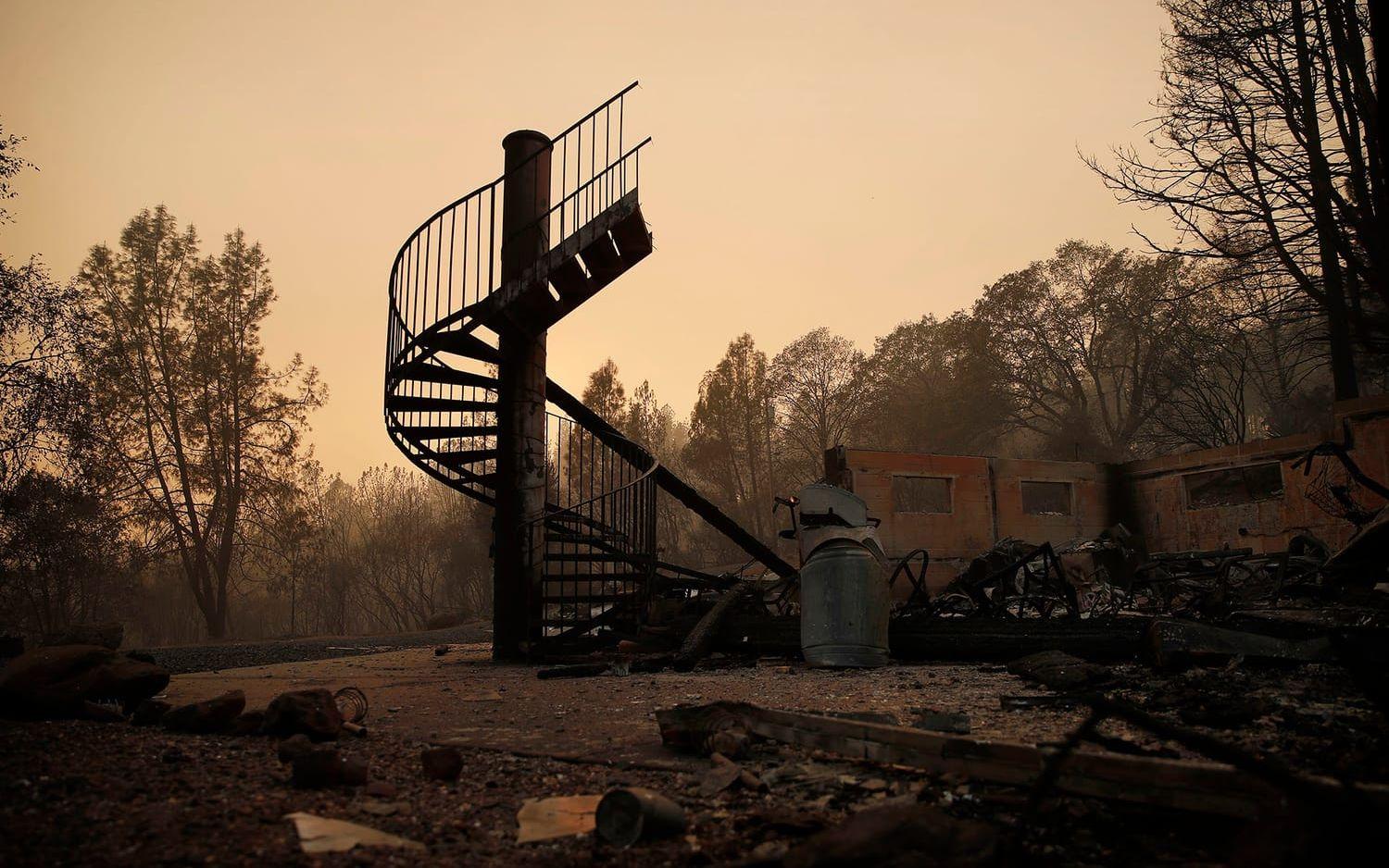 A spiraltrappa står ensam kvar efter att skogsbranden Camp Fire totalförstört staden Paradise i Kalifornien.