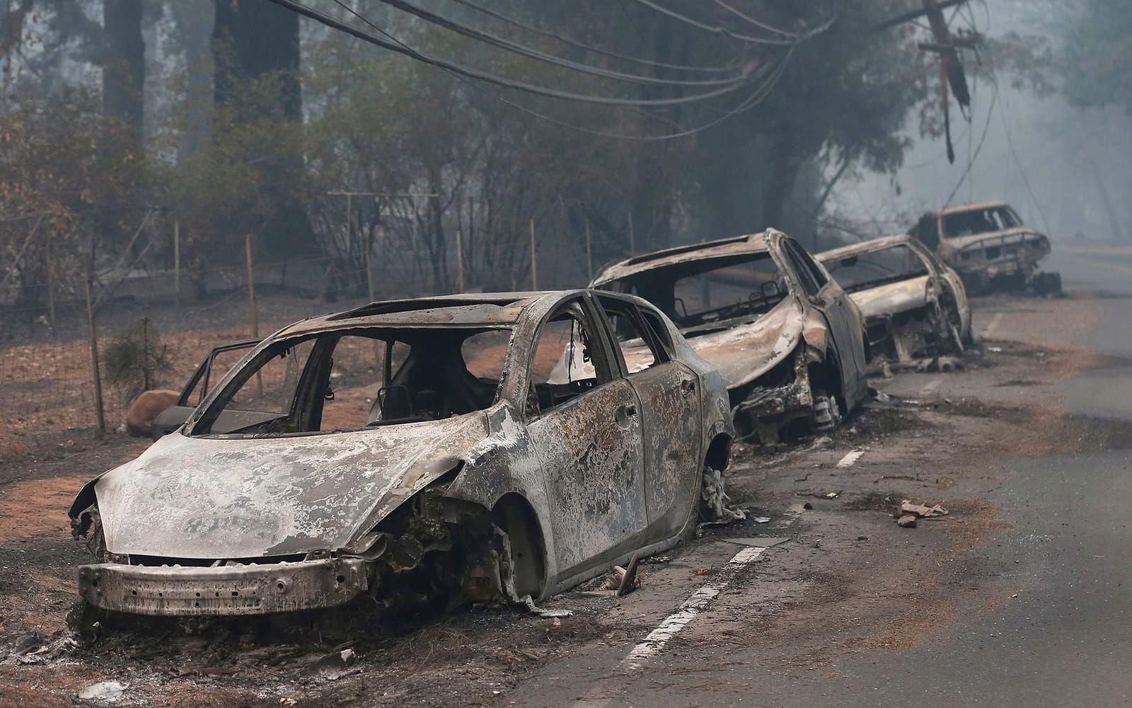 Utbrända bilar som övergivits längs vägen ut ur Paradise.