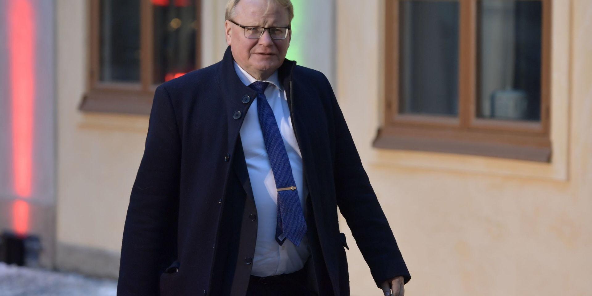 
Försvarsminister Peter Hultqvist riskerar att bli överkörd av sin finansminister. 