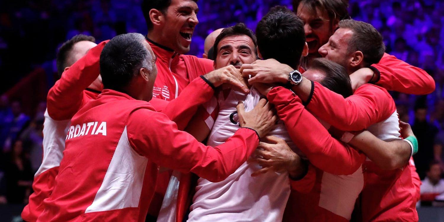 Marin Cilic firas av glada lagkamrater efter att ha säkrat vinsten i Davis Cup-finalen.
