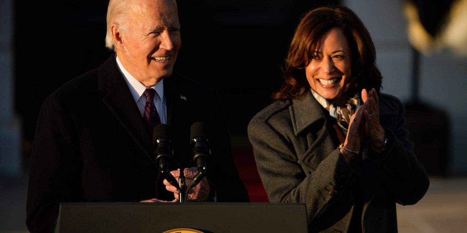 USA:s president, Joe Biden, flankerad av sin vicepresident Kamala Harris. 