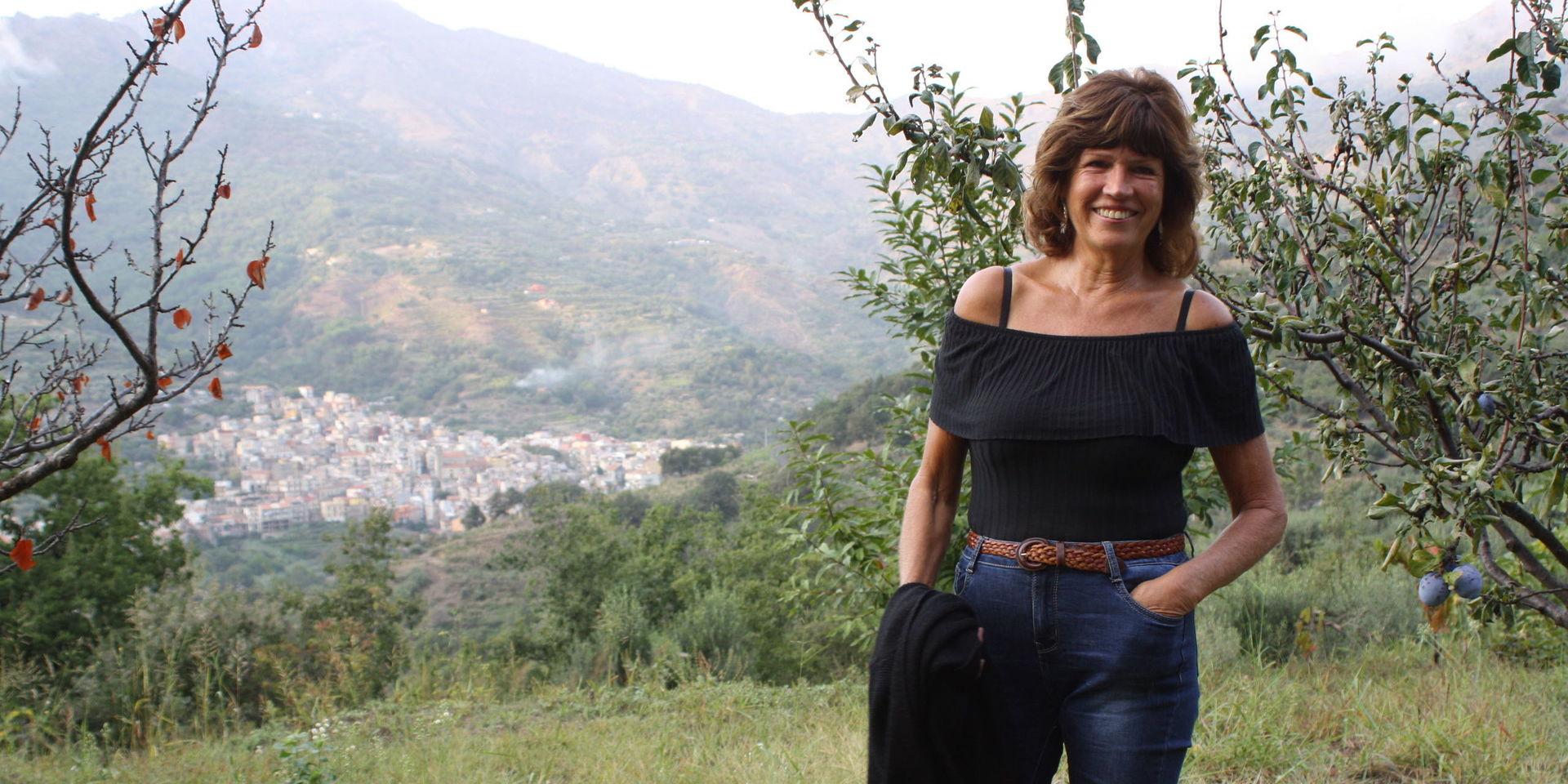 Pensionerade sjuksköterskan Rose-Marie Sjöholm från Kållered har bosatt sig högt uppe i bergen med utsikt över orten Graniti på Sicilien. Där stortrivs hon med lugnet, även om det också är mycket arbete med gården. Den senaste tidens fokus har legat på att få in druvorna.