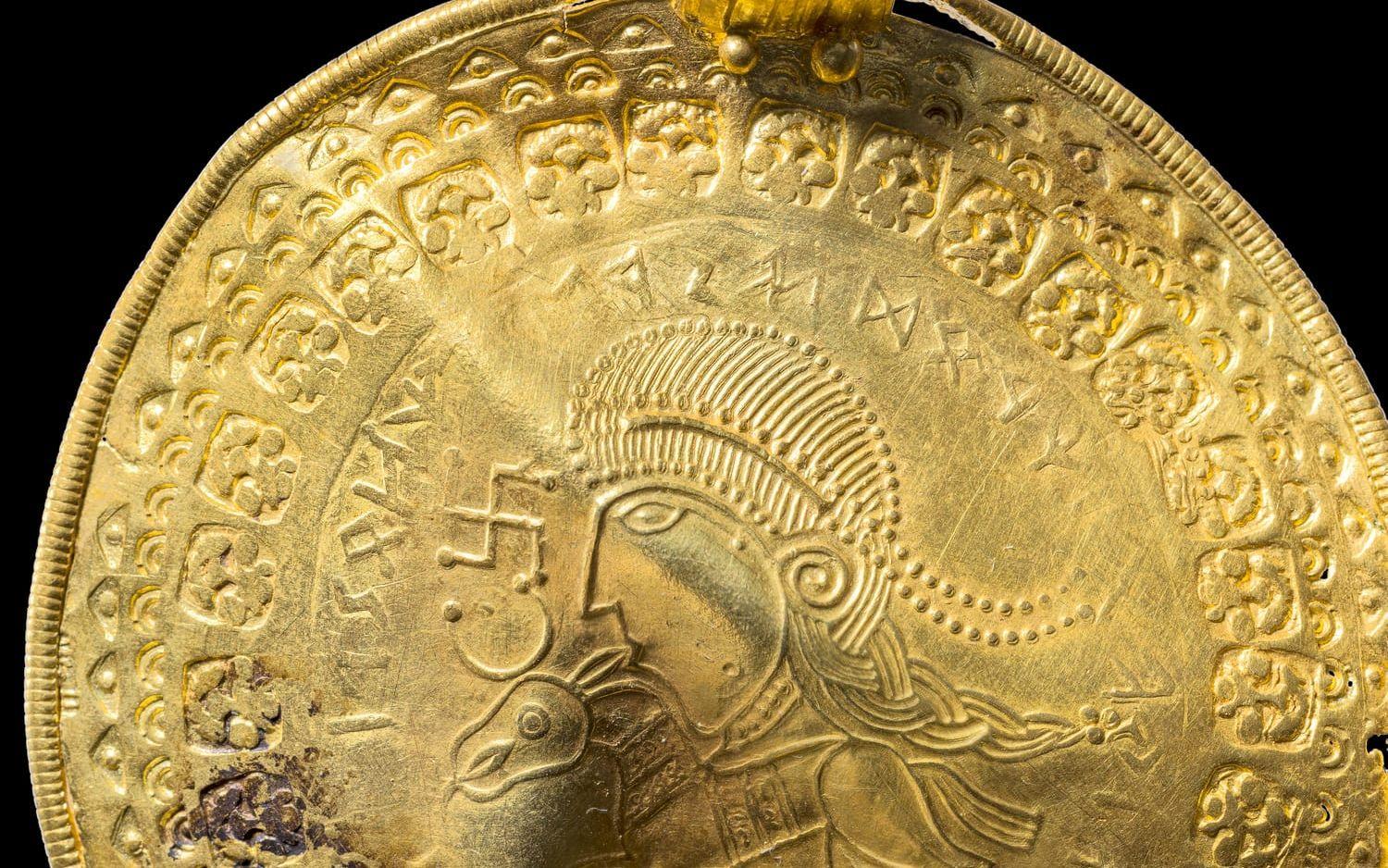 Guldmedaljongen med inskriptionen 'Han är Odens man'. Hänget var tänkt att bäras i kedja runt halsen. Dess diameter är cirka 60 millimeter. Medaljongen finns utställd i danska Nationalmuseets guldrum.