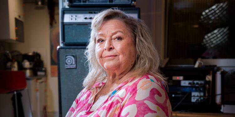 Bild: Kikki Danielsson på en pall i en musikstudio. 