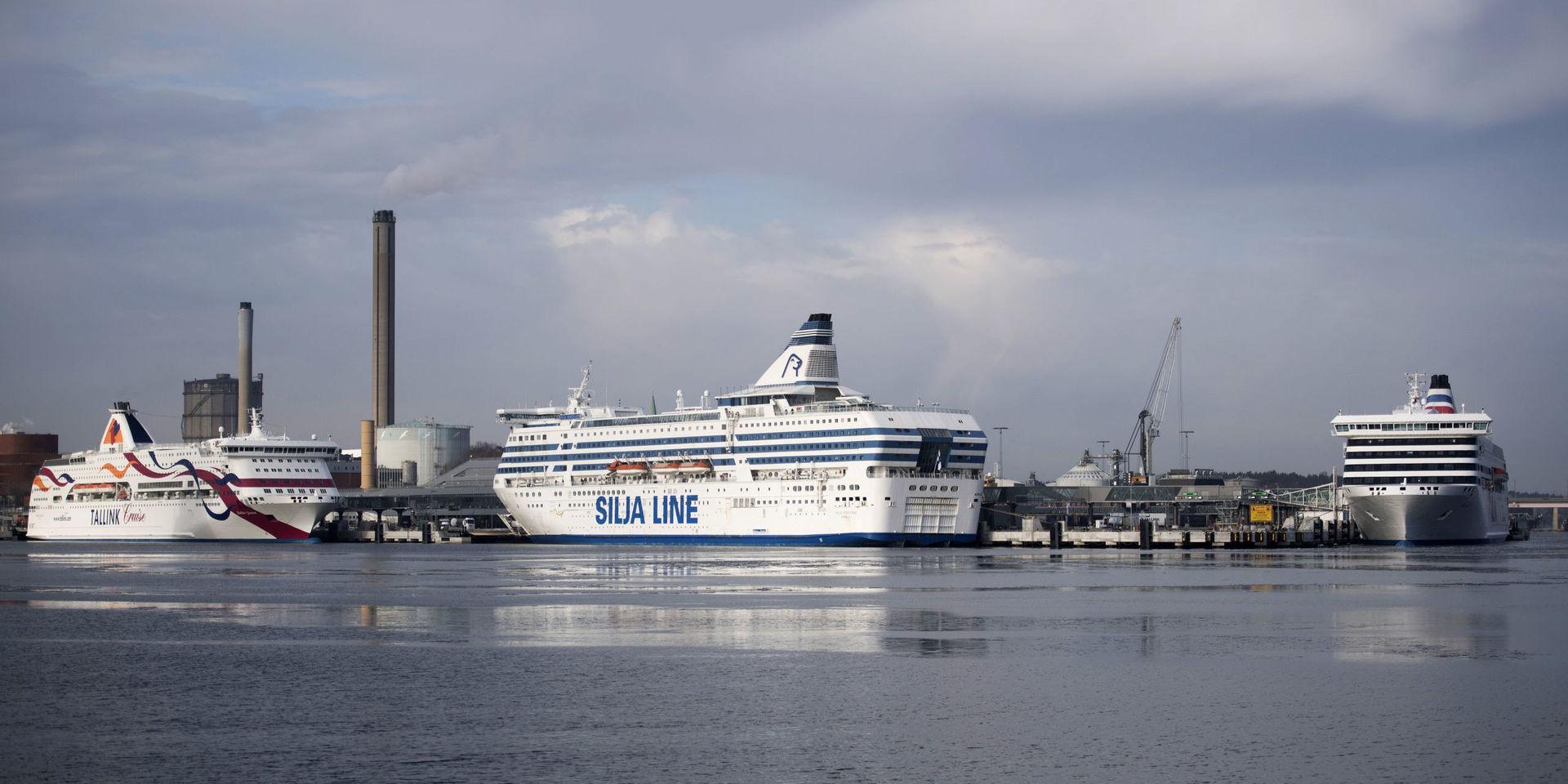 Tallinks passagerarfärja Baltic Queen och Silja Lines färja Silja Serenade vid kaj i Värtahamnen. Arkivbild. 