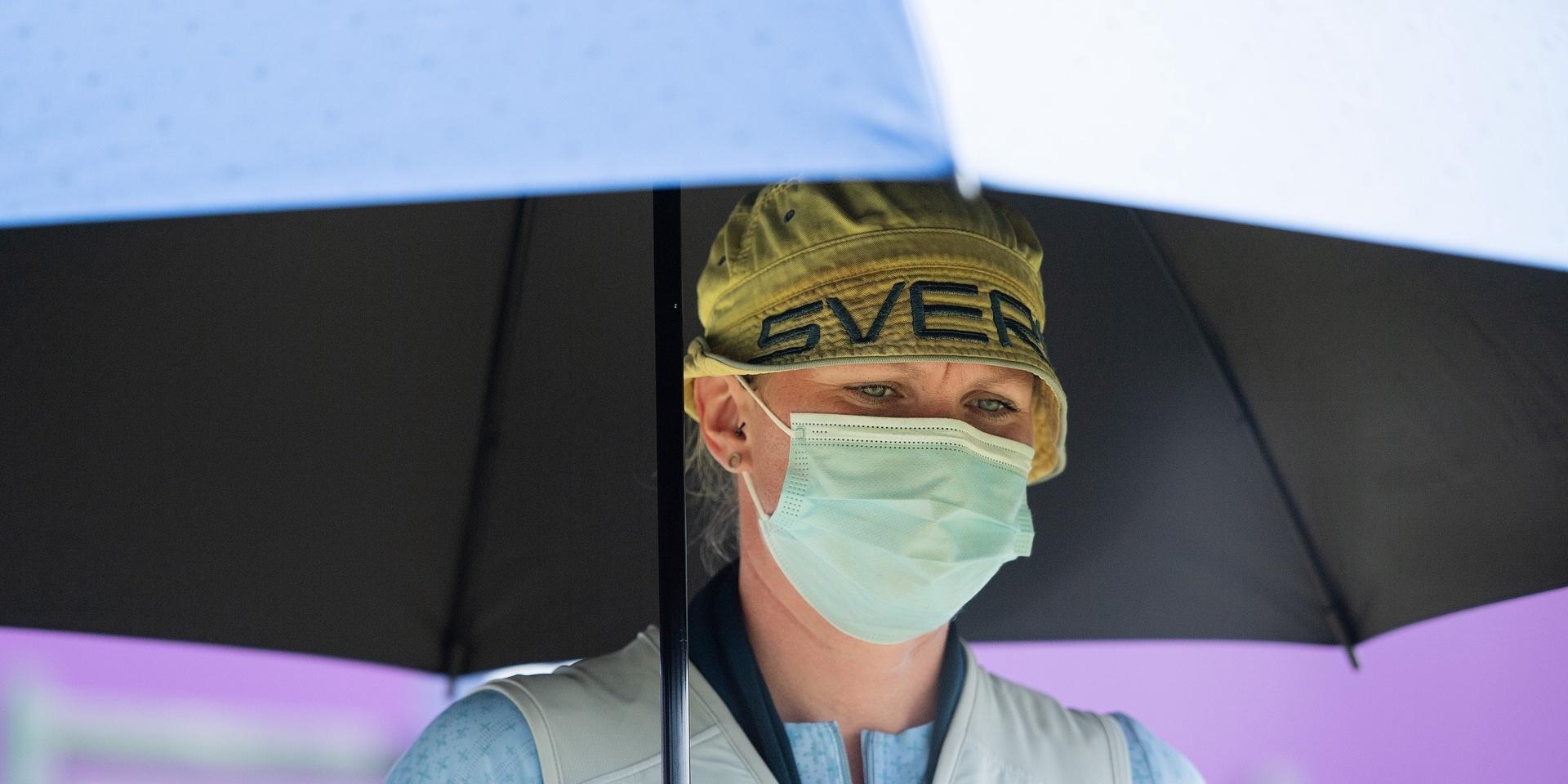 För att skydda sig från Tokyos hetta bar Christine Bjerendal solhatt och paraply. 