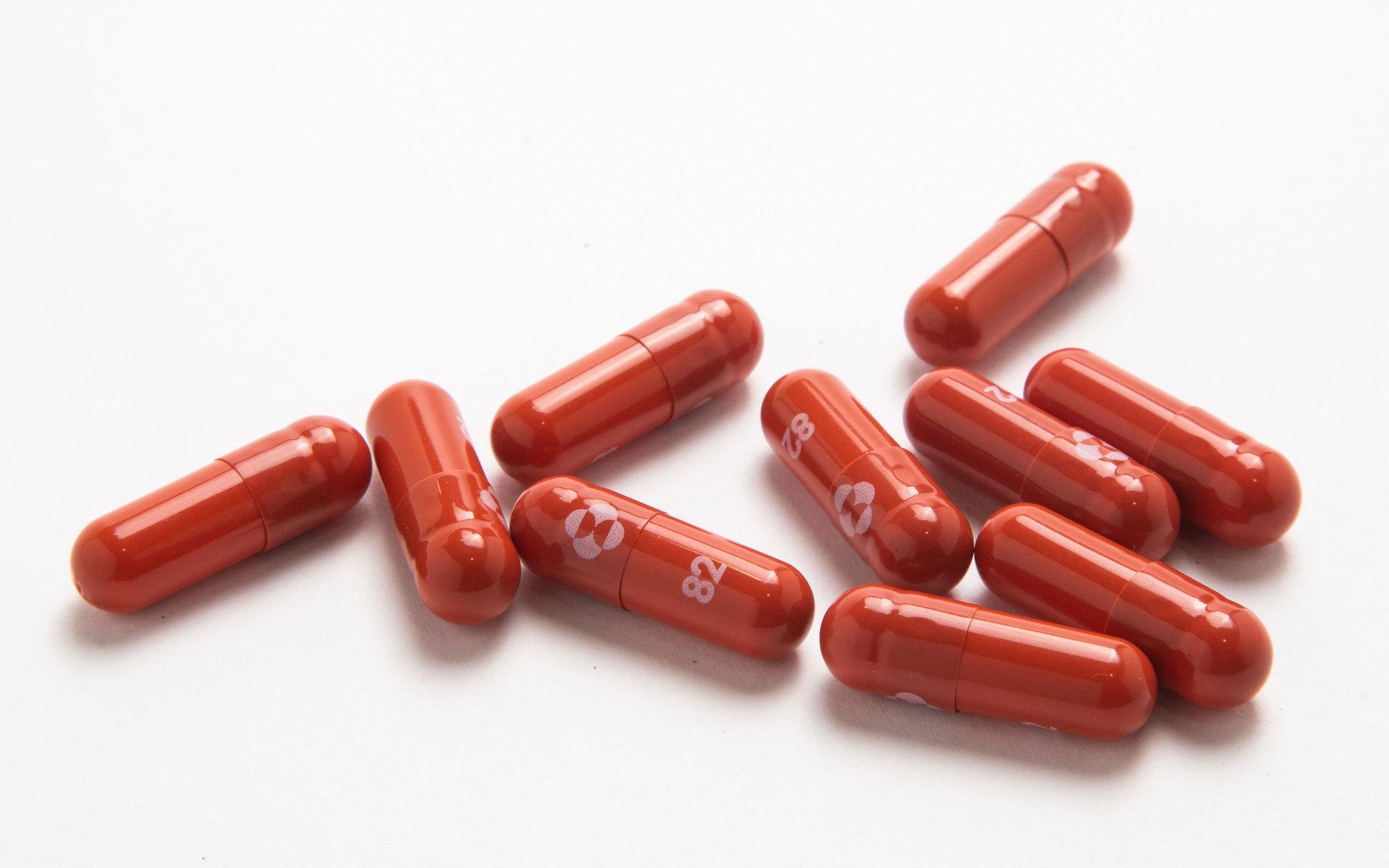 Molnupiravir ges i tablettform och kan minska risken att bli svårt sjuk i covid-19.