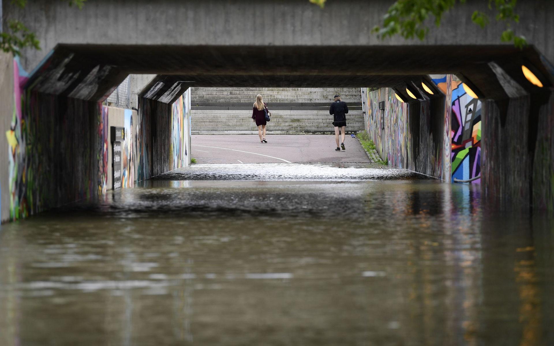 En gångtunnel i närheten av Kållereds station blev översvämmad vilket ledde till att människor genade över spåren med ännu större tågförseningar som följd.