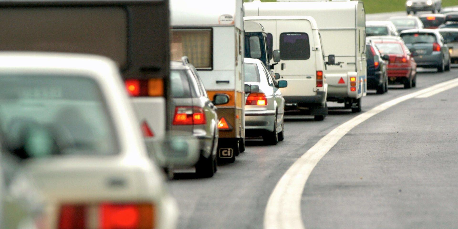 Körrestriktionerna gäller för bilar, lastbilar och motorcyklar som vill undvika vägtullar på motorvägarna.