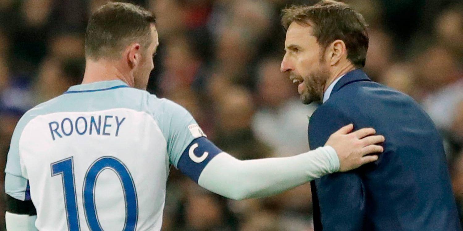 Englans förbundskapten Gareth Southgate, till höger, och Wayne Rooney i samspråk i november 2016.