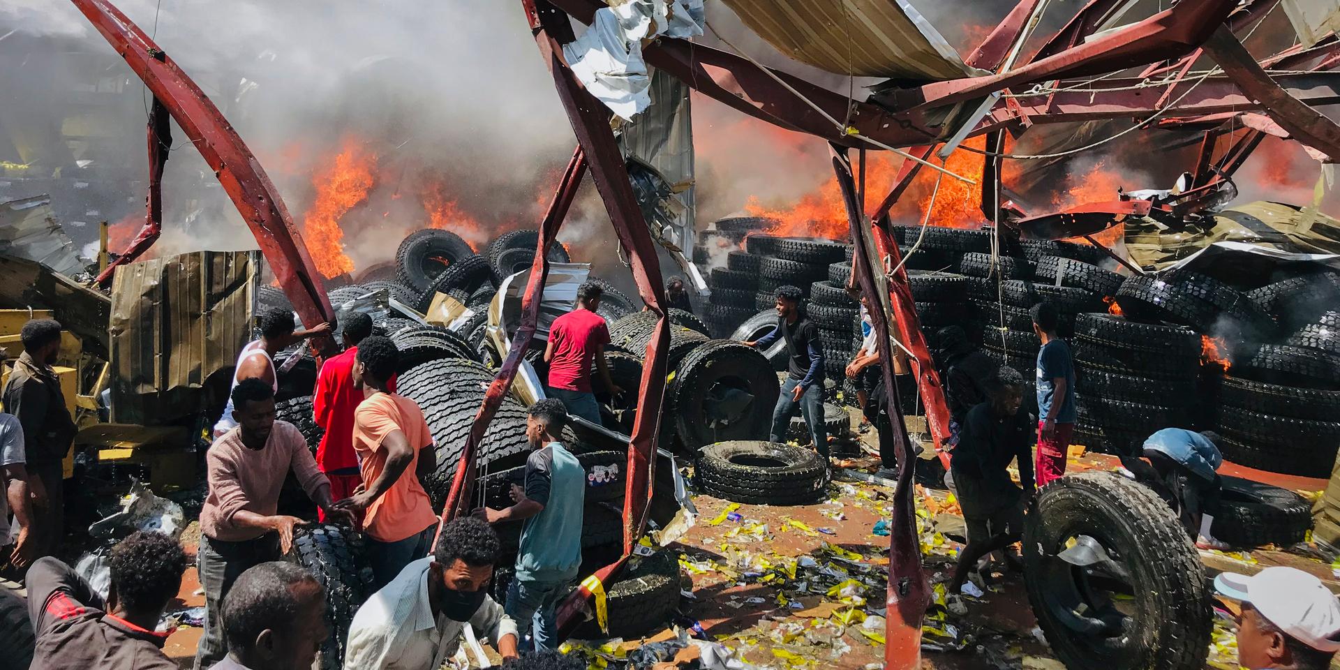 Människor söker spår av överlevande och offer efter en flygattack mot Mekele, huvudstad i Tigray-regionen i norra Etiopien den 20 oktober. Kriget förs delvis i medial skugga med små möjligheter för journalister och hjälparbetare att rapportera.