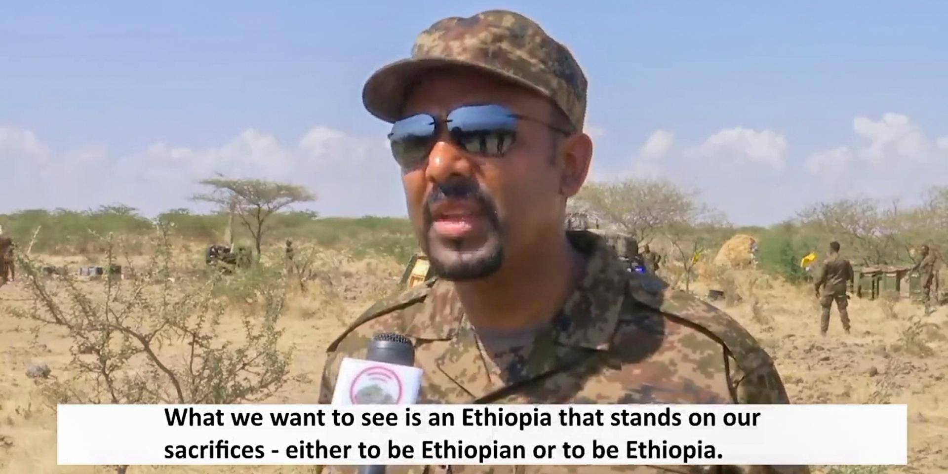 Premiärminister Abiy Ahmed i militär uniform vid en statlig tv-intervju från en okänd plats i Etiopien efter att tidigare ha meddelat att han personligen skulle ta ledningen för kampen mot rebellerna vid fronten. 
