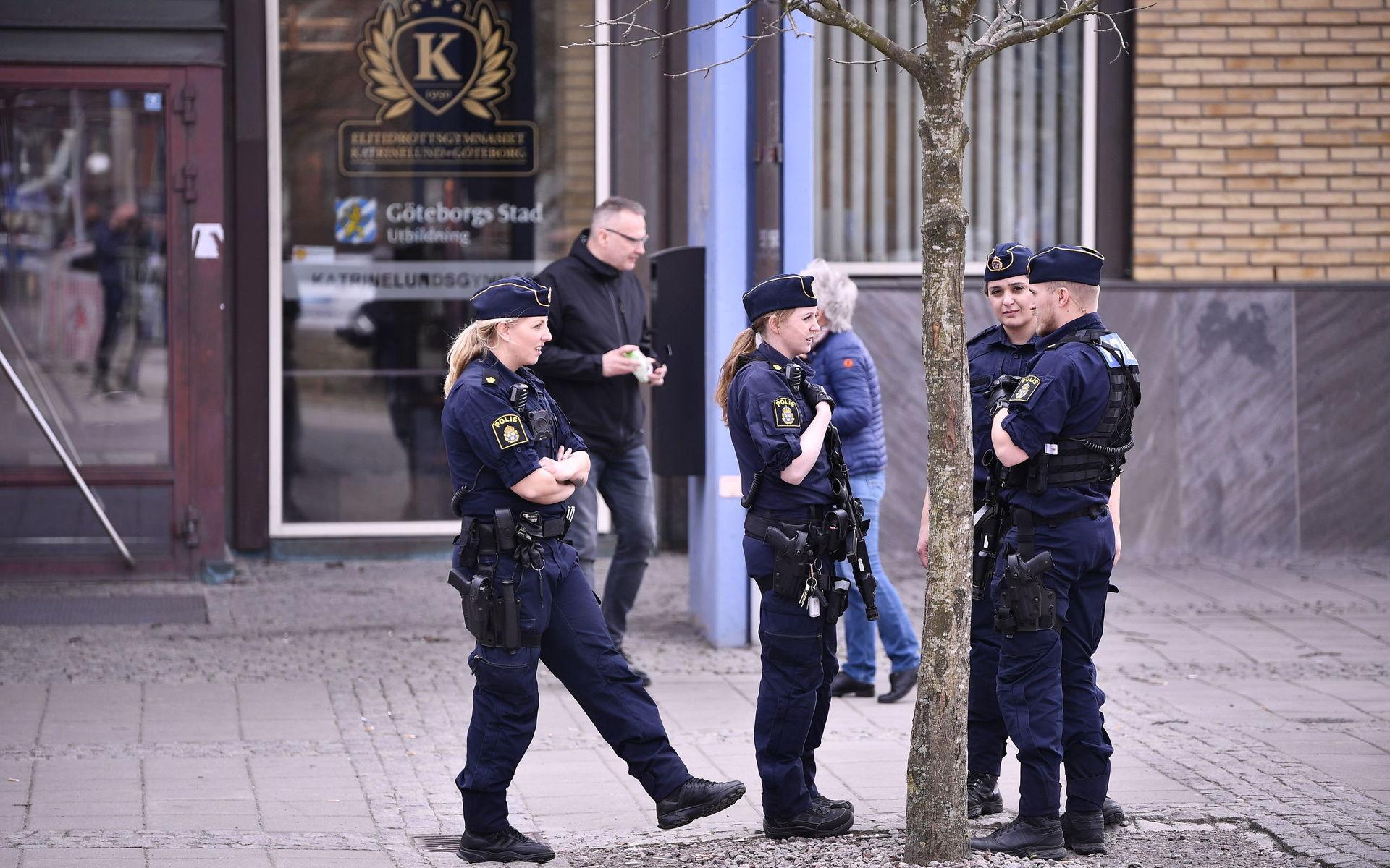 Polisinsats vid Katrinelundsgymnasiet. Skolan har utrymts efter att hot mot skolan framförts under fredagen.