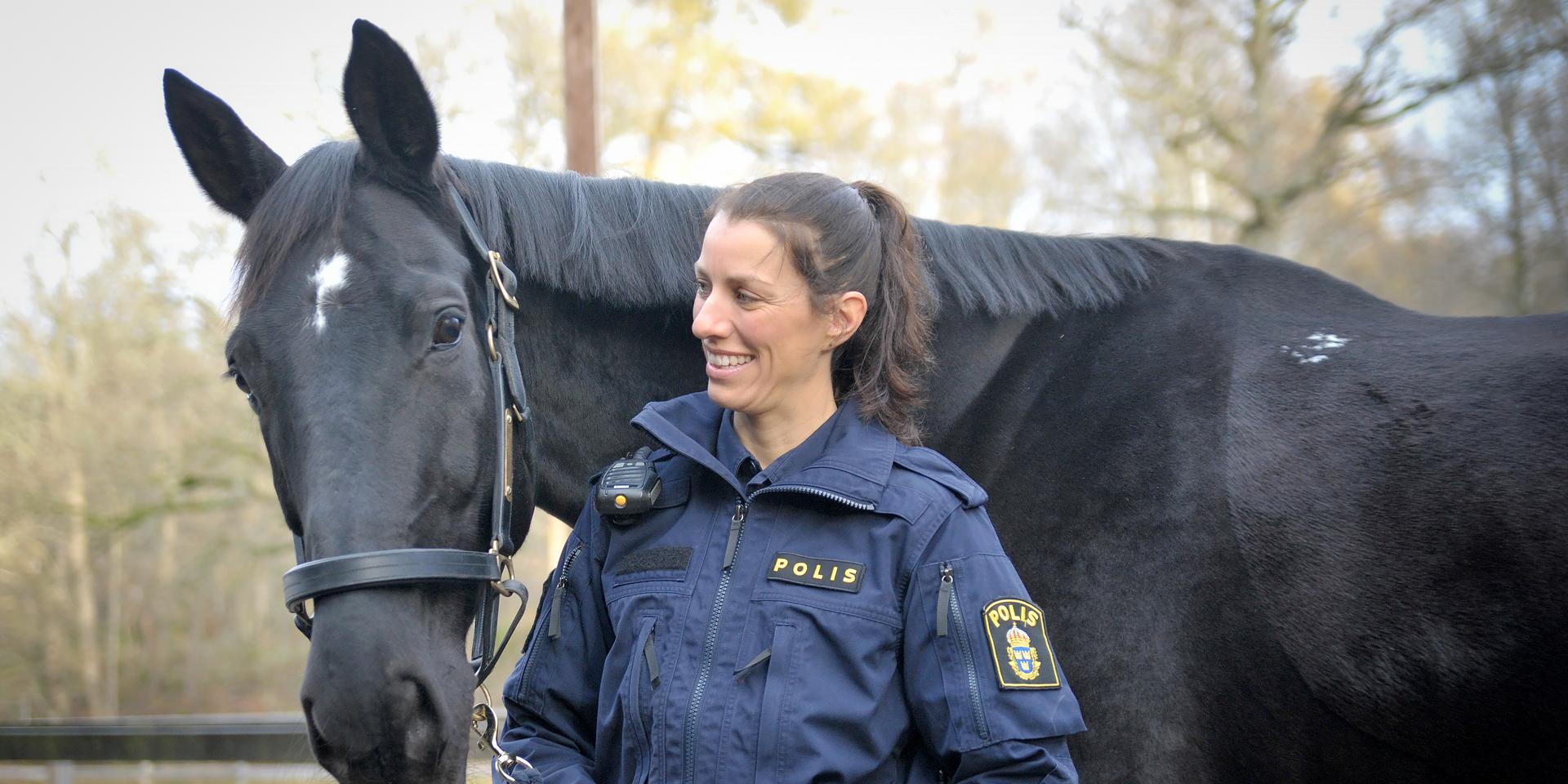  ”Det är verkligen världens bästa jobb. Det är fantastiskt att jag kan kombinera mitt yrke som polis med min hobby, hästarna”, säger Anna med kvardröjande värme.