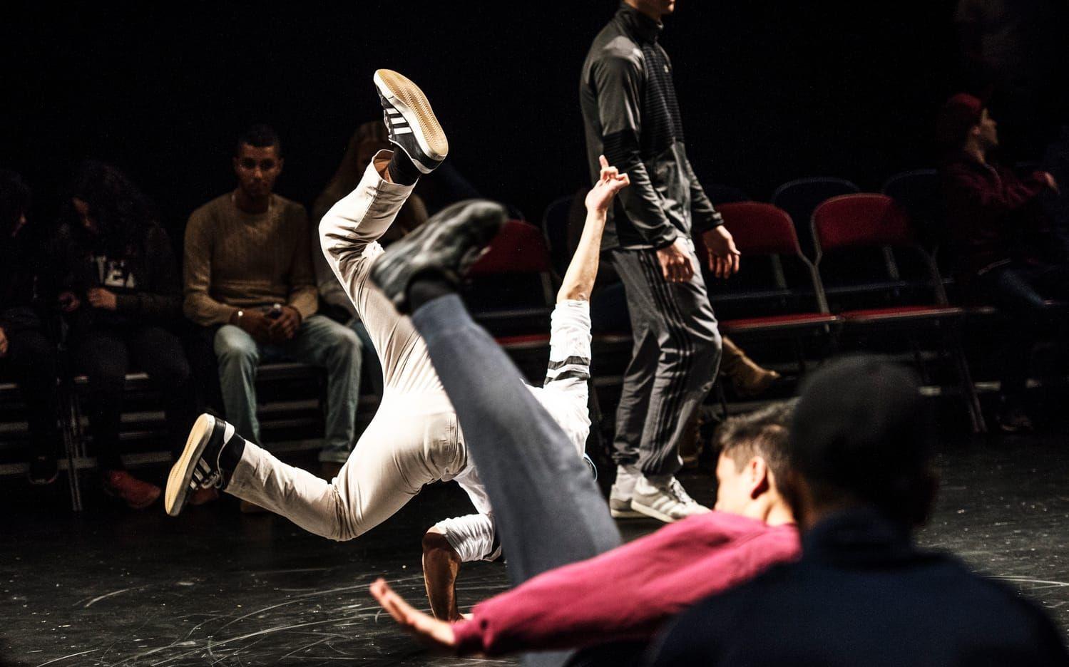 Breakdance battle. Två par möter varandra i en duell där precision och styrka är två viktiga element. Bild: Olof Ohlsson
