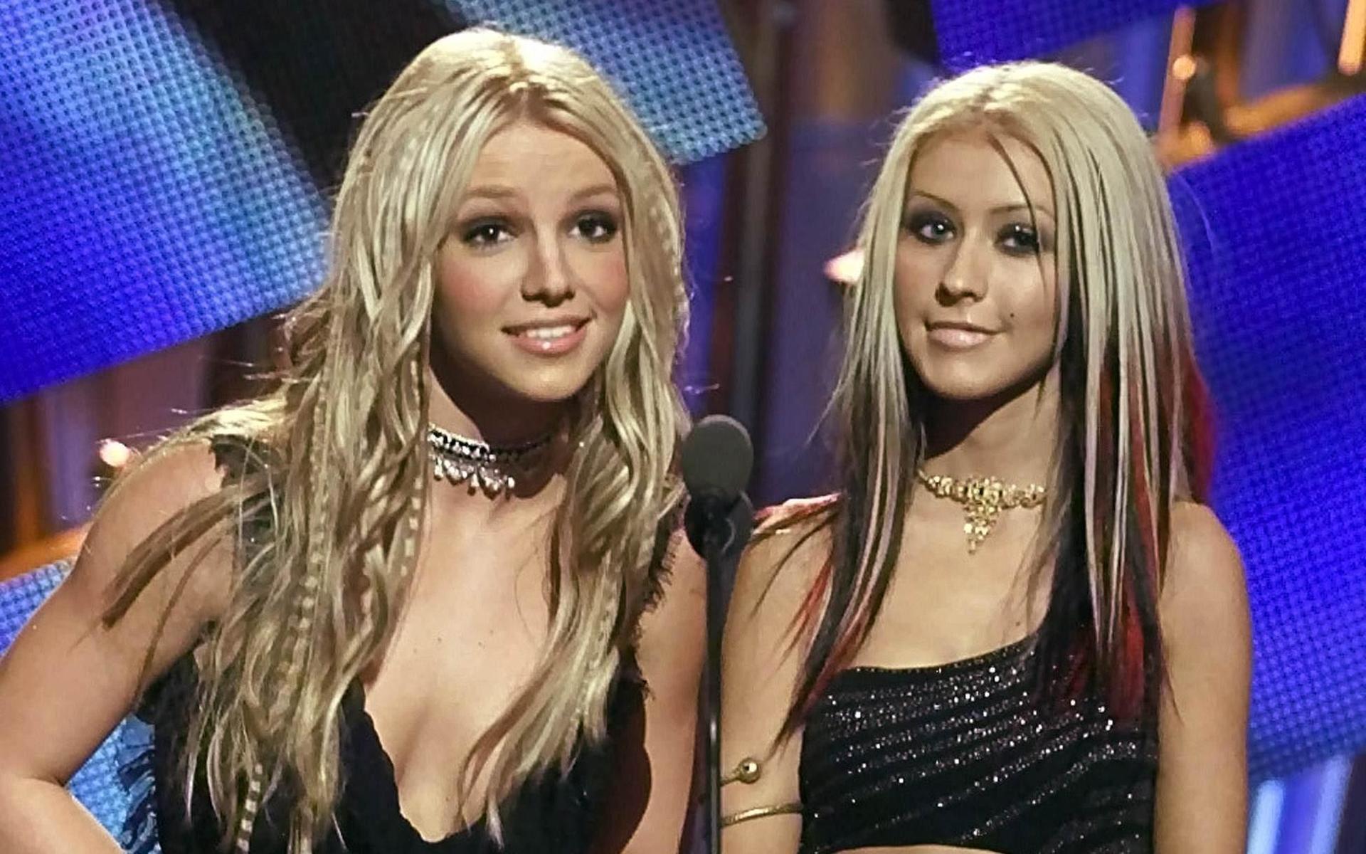 Hösten 2000 medverkade både Britney Spears och Christina Aguilera på MTV Music awards.