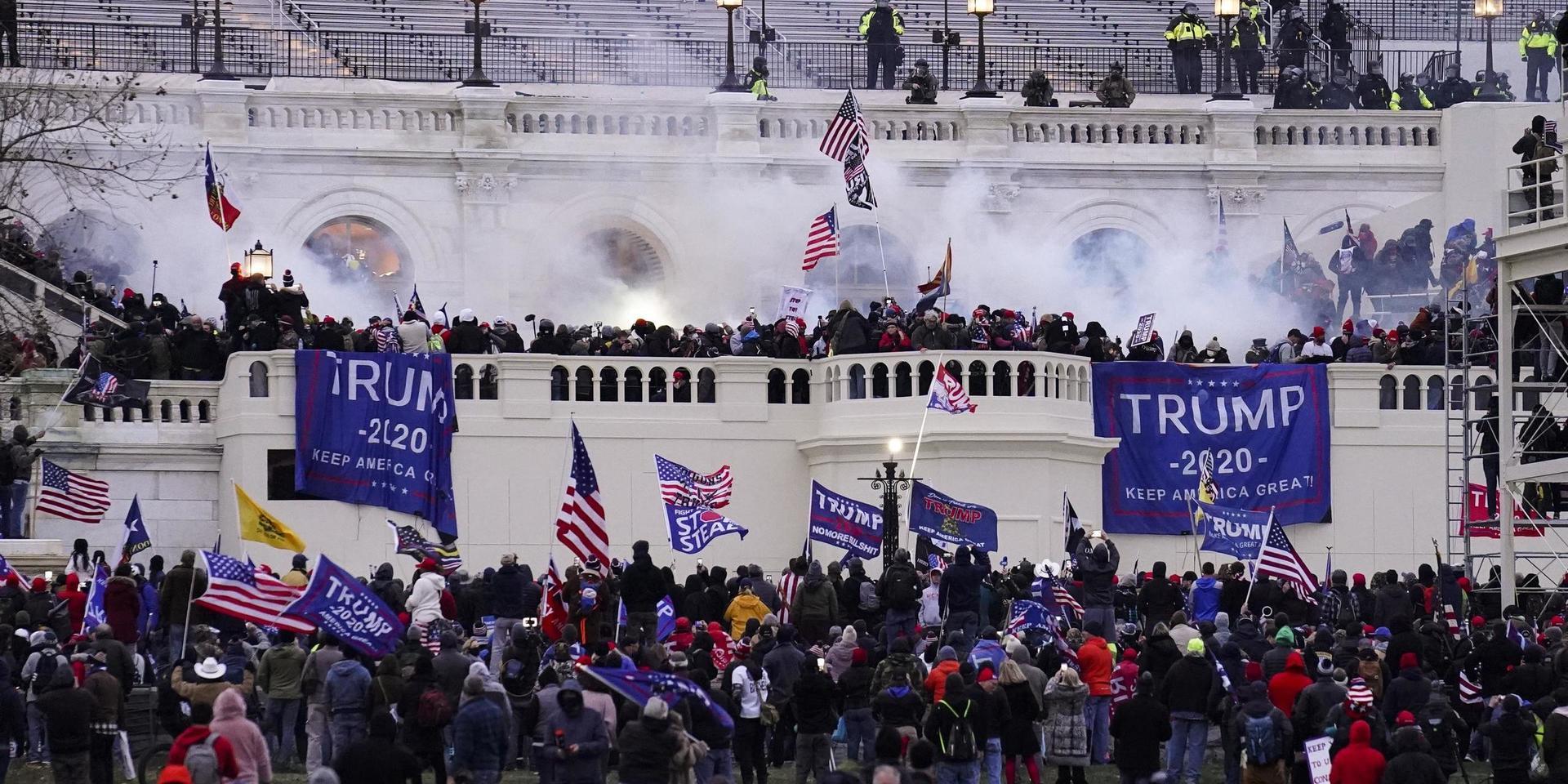 Våldsamma anhängare till USA:s president Donald Trump stormade Kapitolium i Washington DC på onsdagen.