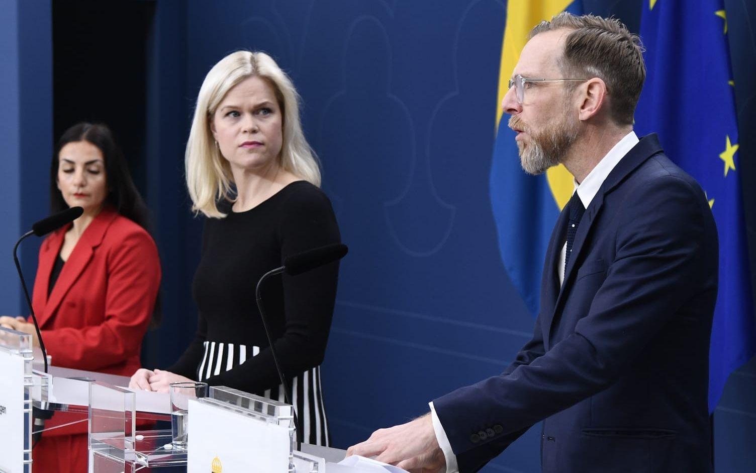 Kulturminister Parisa Liljestrand, jämställdhetsminister Paulina Brandberg och socialminister Jakob Forssmed på fredagen.