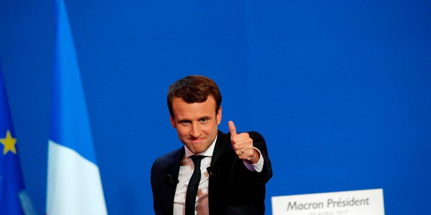 Emmanuel Macron gör tummen upp efter segern i första omgången i det franska presidentvalet.
