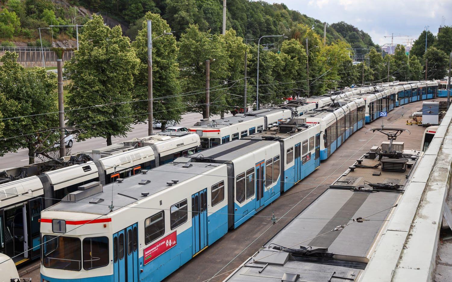 Spårvagnar i Göteborg blir stående vid vagnhallarna på grund av förarbrist. Nu förkortas fyra linjer. Arkivbild.