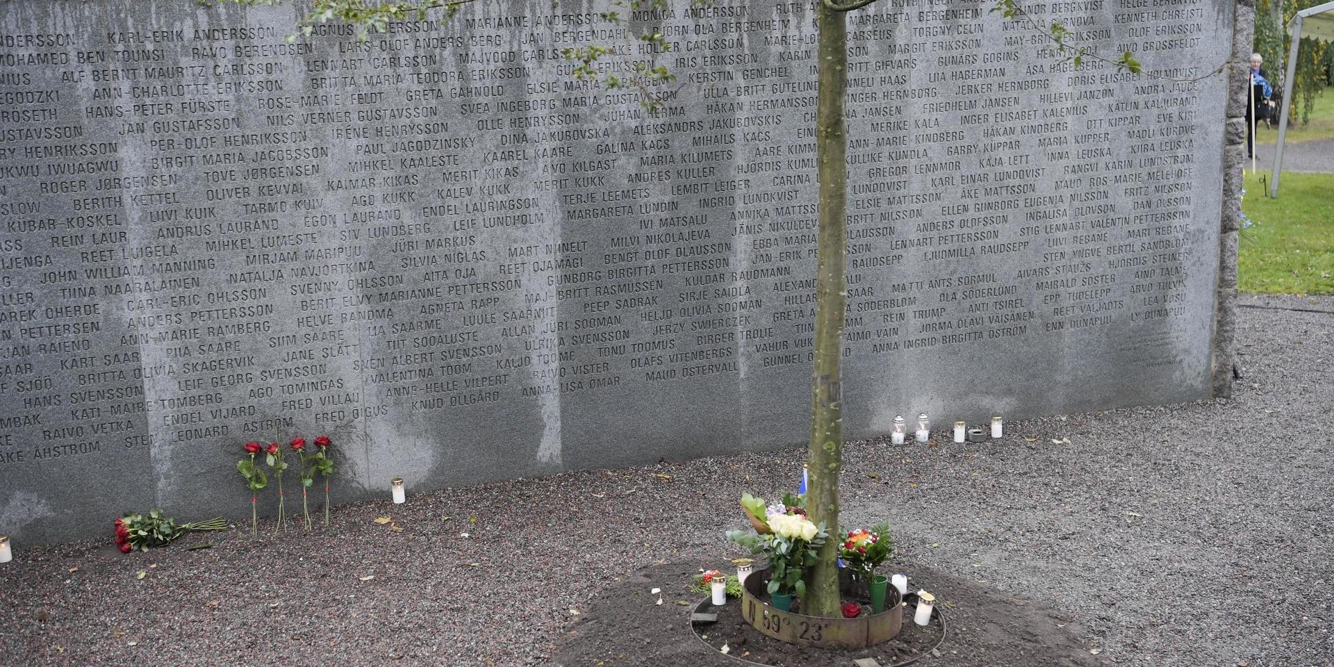 Blommor och ljus vid minnesmonumentet i september förra året, 25 år efter Estoniakatastrofen. Arkivbild. 