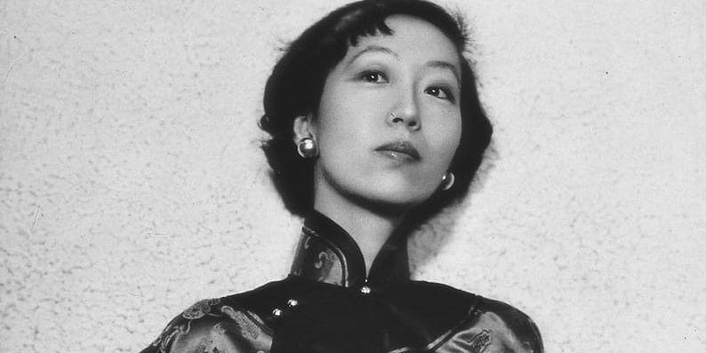 Elieen Chang föddes i Shanghai 1920 och dog 1995 i Los Angeles. Under 1940-talet blev hon snabbt en populär författare i Shanghai. 1955 emigrerade hon till USA och skrev romaner på engelska, men mindre framgångsrikt.