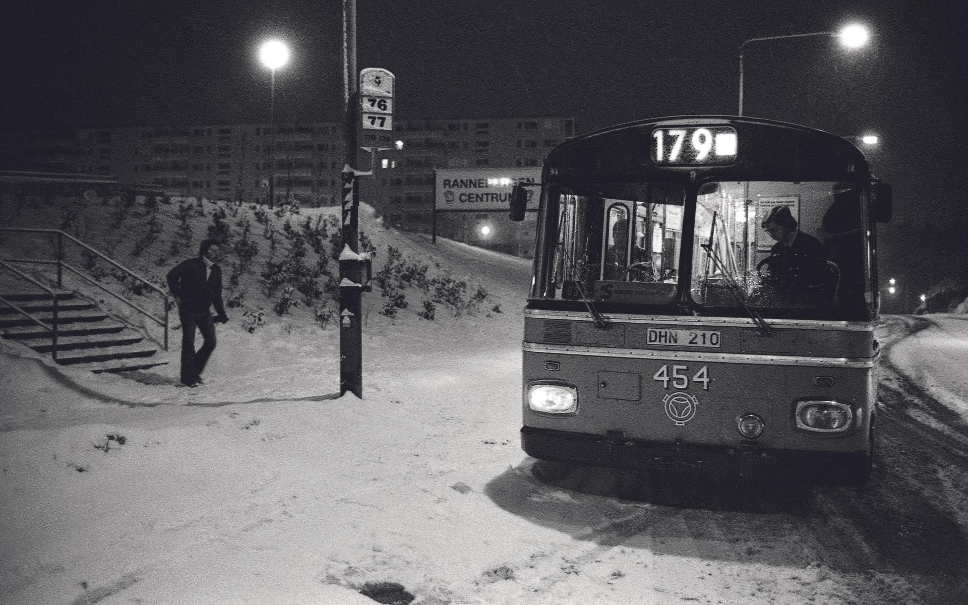 Leif Persson småspringer till bussen på väg till Volvo Torslandaverken en januarieftermiddag år 1977.Det finns ett drag av nästan maskinmässig stadsplanering över bostadsområdet Rannebergens snabba tillkomst. År 1966 införlivades detta skogsklädda berg tillsammans med resten av Angered i Göteborg. Det var ett stycke landsbygd, nästan vildmark, en dryg mil från Göteborgs centrum. År 1971 rullade kranarna och grävskoporna upp på berget. 1974 stod 1 600 lägenheter klara. En ny värld var klar att flytta in i. Ett slags nybyggarkänsla präglar dessa reportagefoton från mitten av 1970-talet.