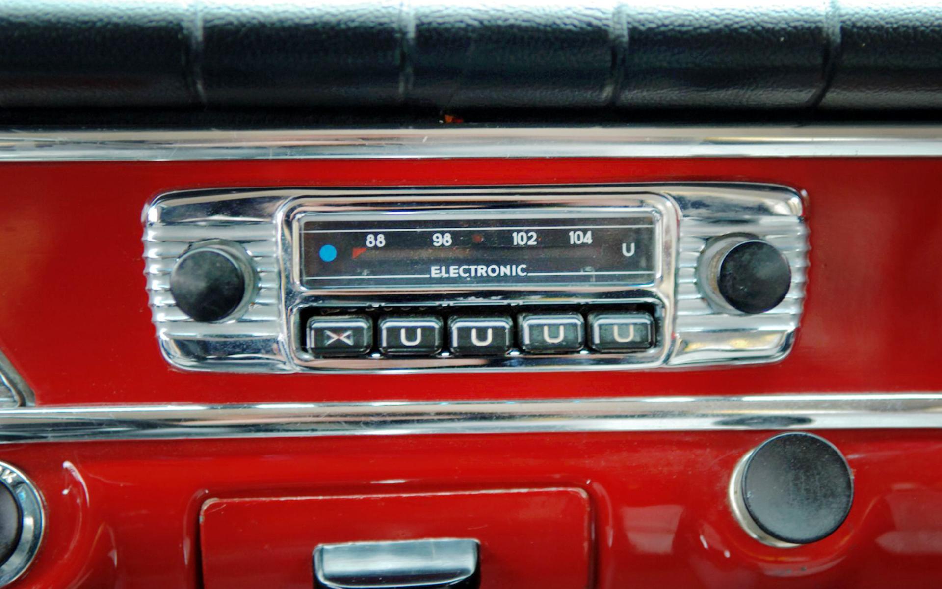 I bilen finns en gammal radio, men är väl tveksamt och man får in Mix Megapol eller Rix FM. Bäst passar ändå 