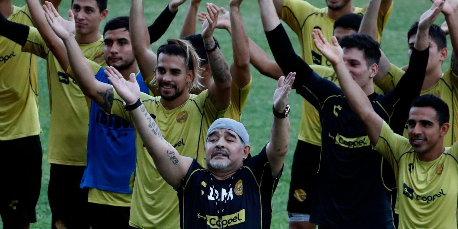 Diego Maradona tillsammans med spelarna i sitt nya lag Dorados.