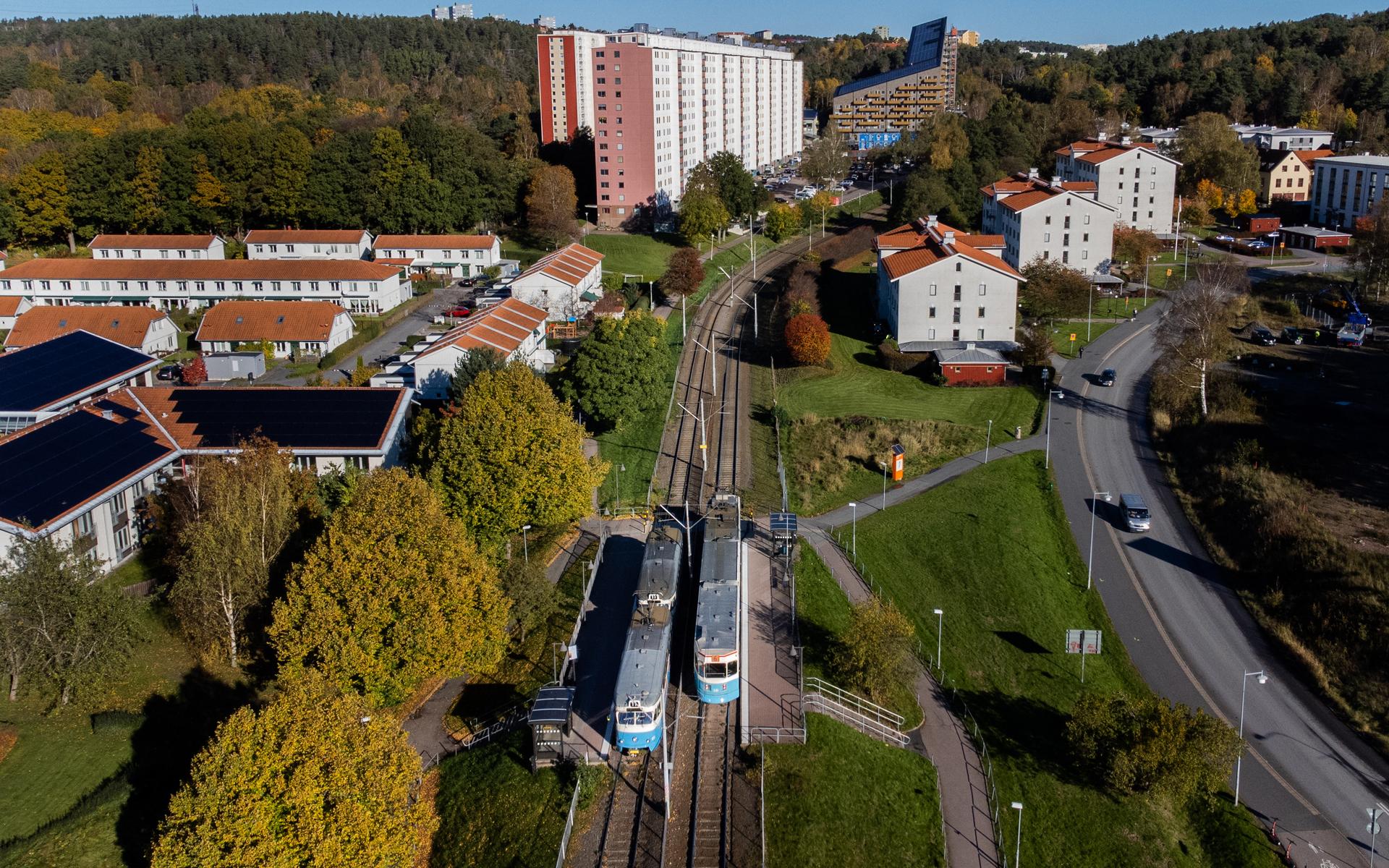 Kviberg är en av de spårvagnshållplatser som nu måste förlängas innan de 45-meter långa spårvagnarna kan börja rulla.