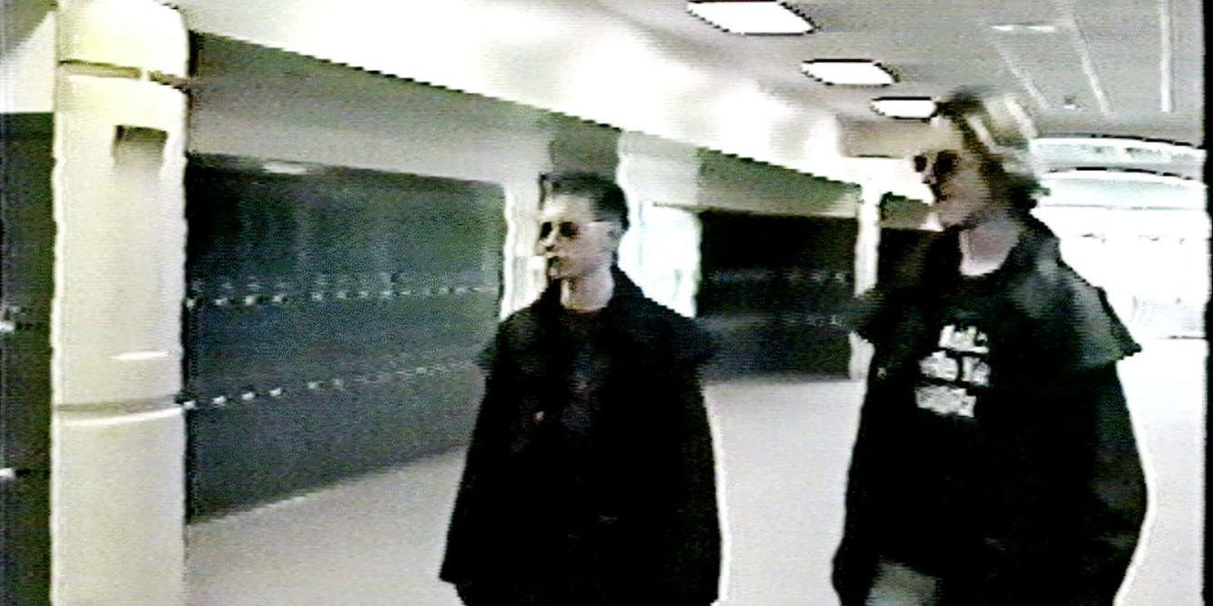 Eric Harris och Dylan Klebold sköt ihjäl 13 personer på Columbine High School 1999. I en ny bok försöker Klebolds mamma förstå varför.