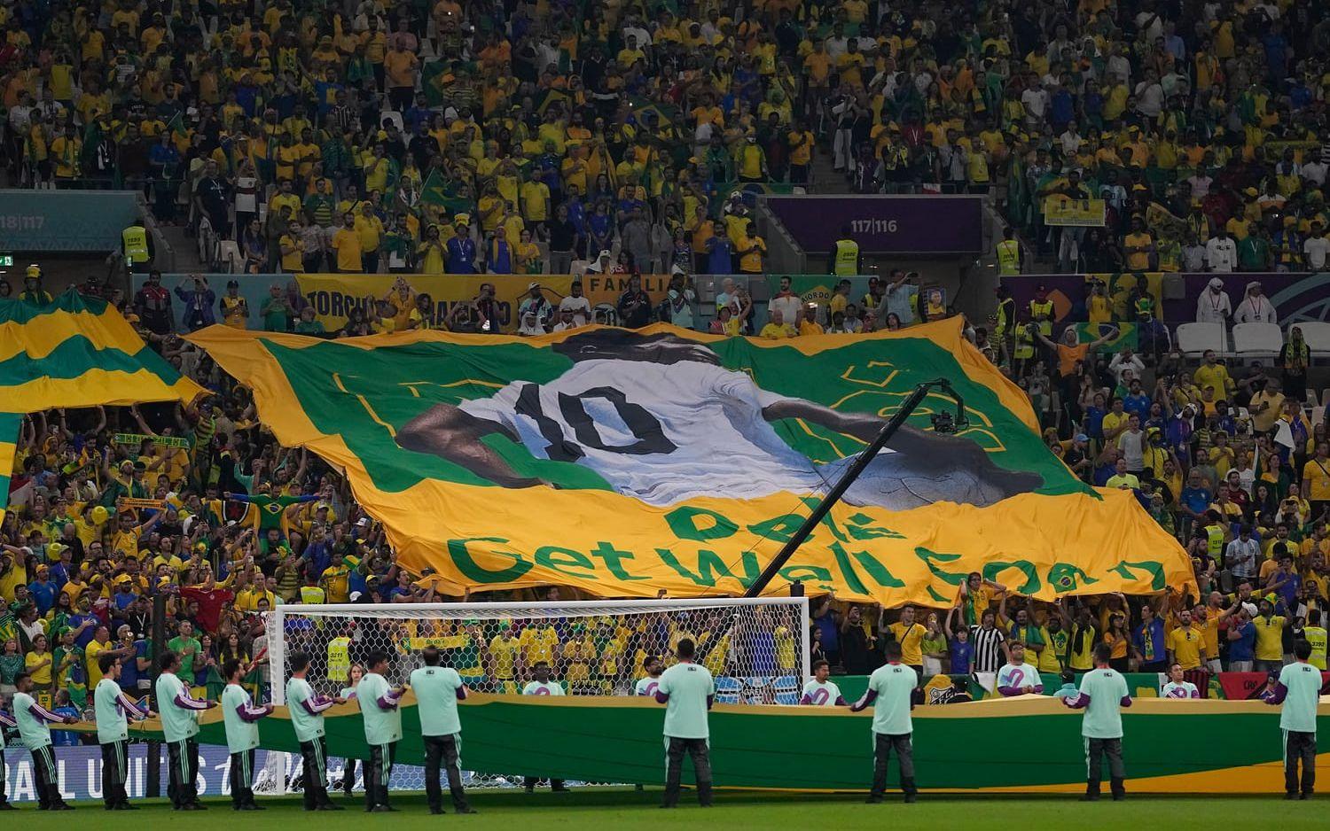 Pelé hyllades av de brasilianska fansen före landets VM-möte med Sydkorea under fredagen.