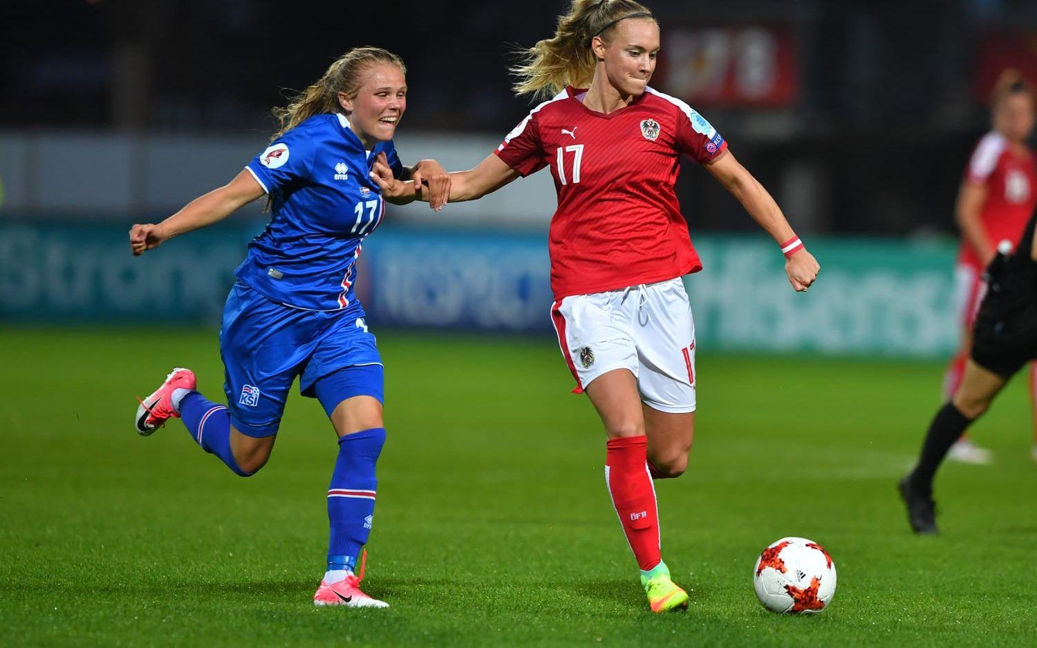 Agla Maria Albertsdottir i en duell med Sarah Puntigam under fotbolls-EM 2017.