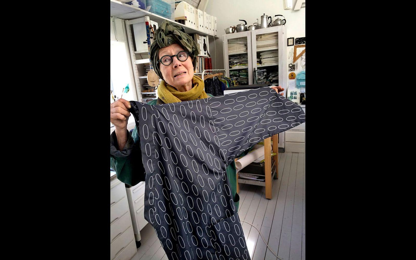 Formgivaren Gunila Axén producerar även kläder. Här visar hon en kimmono ur hennes kollektion. Foto: Lisa Wallström/TT