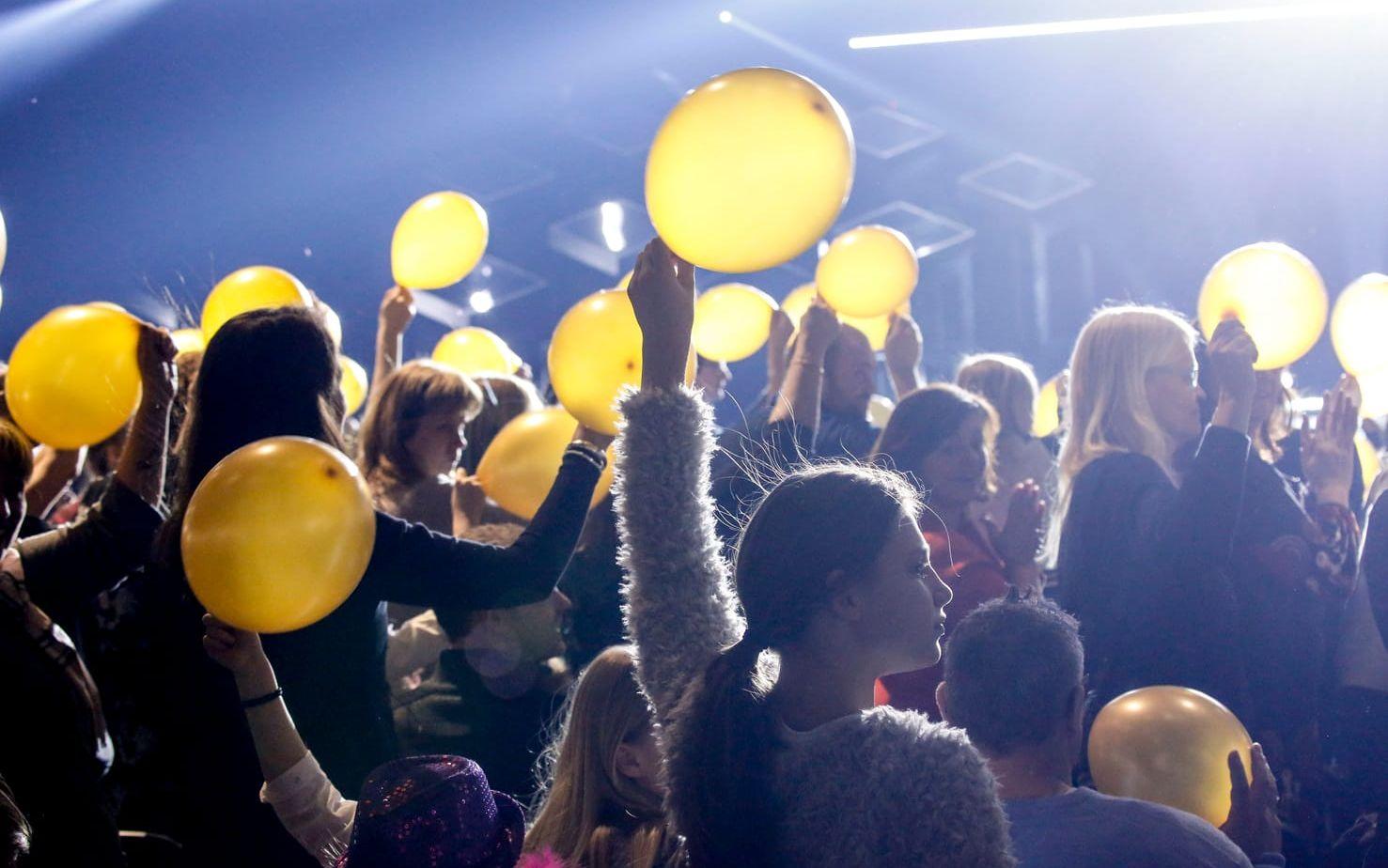 Publiken vid fredagens repetitionen inför lördagens Melodifestivalfinal i Friends  Arena.