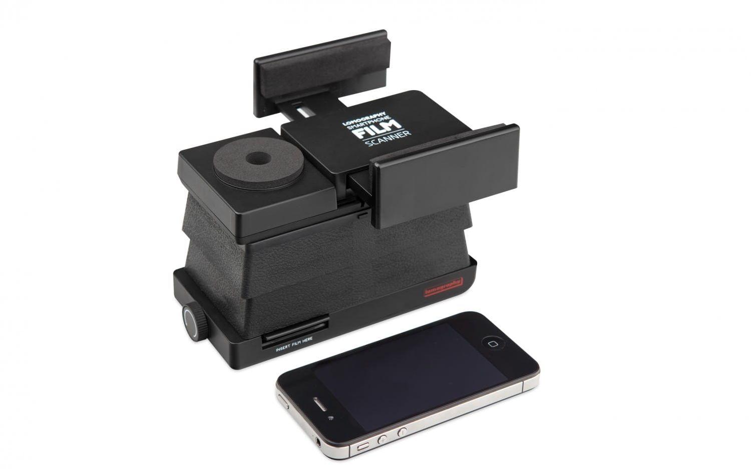 Skanna in dina gamla filmremsor med din iphone med Lomography smartphone film scanner. Cirka 450 kronor.