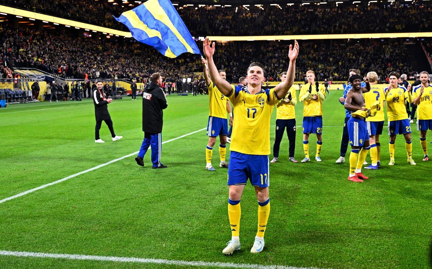 Viktor Gyökeres tackar publiken efter playoffsegern över Polen som tog Sverige till VM.