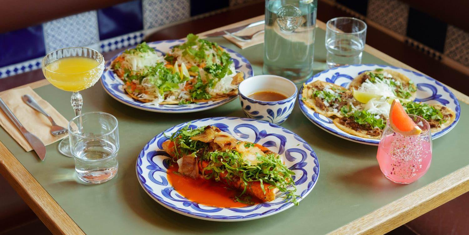 Tacos och drinkar uppdukat på ett bord.