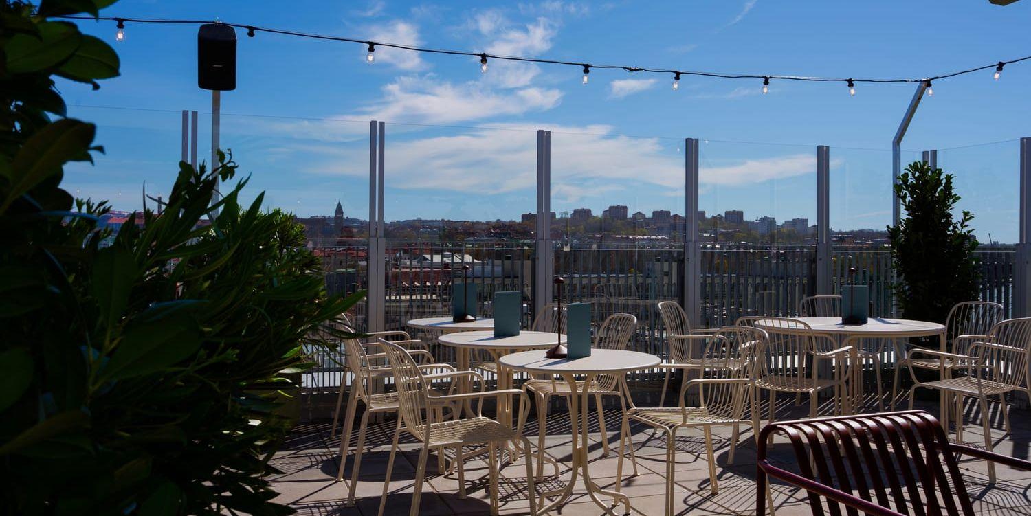 Takbar med bord, stolar och utsikt över Göteborgs takåsar.