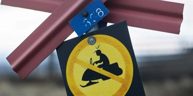 En skylt med en överkorsad skoter markerar förbud mot skoterkörning längs en led i Sälenfjällen. Arkivbild.