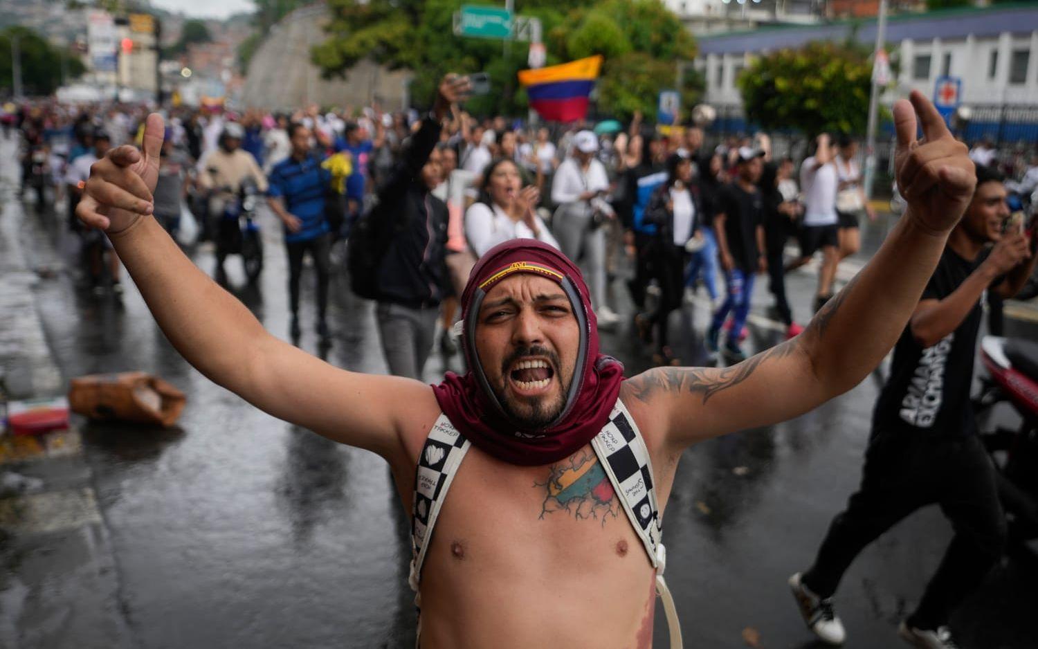 Protester mot Nicolás Maduro har brutit ut i Venezuelas huvudstad Caracas.